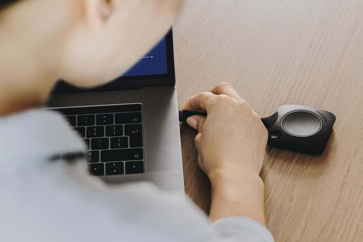 Barco Clickshare-dongle tilsluttes computeren og muliggør skærmdeling.