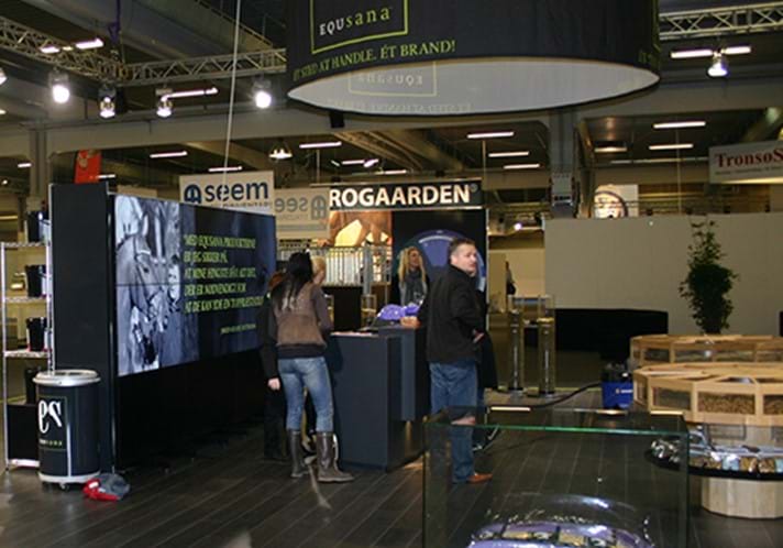 AV CENTER skærmvæg til udstillingen