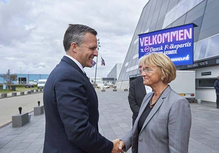 Mobil LED skærm bagved politikere