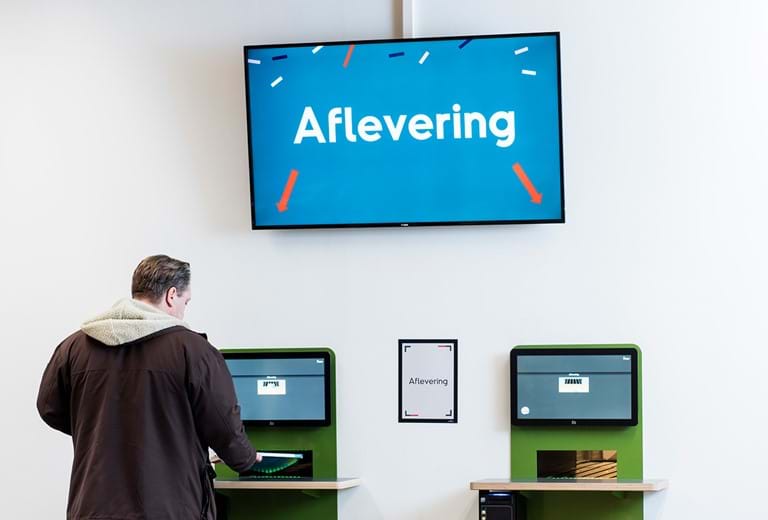 Infoskærm ved bogaflevering i Borgernes Hus