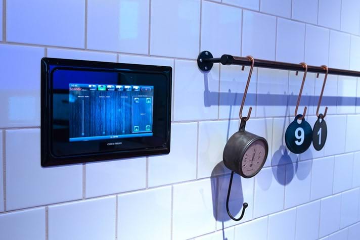 Crestron touch betjeningspanel indbygget i industriel Kødbyen-stil