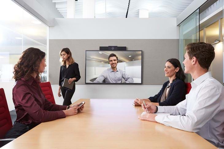 Mødelokale Med Videobar Fra Poly Og Mødedeltagere