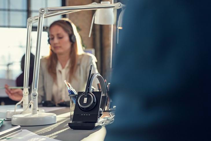 Epos Impact Headset I Dock På Skrivebord