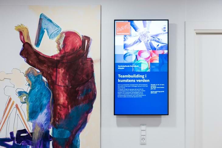 Skærm På Gang Ved Siden Af Kunst