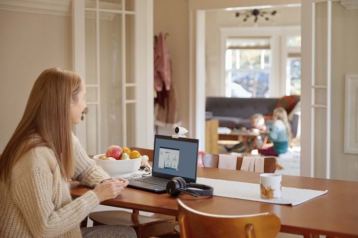 Poly Studio P5 På Bærbar Computer I Hjem Med Børn I Baggrunden